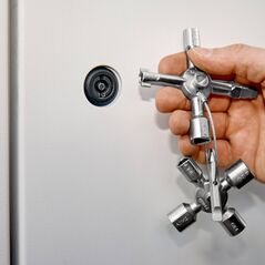 TwinKey® for all standard cabinets and shut-off systems 92 mm